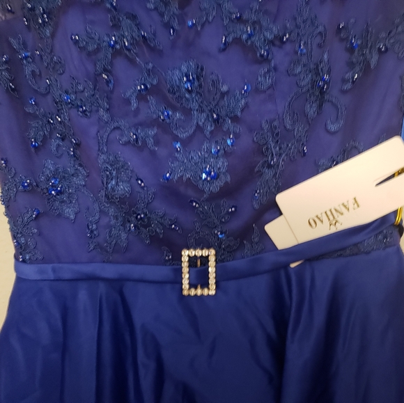 Dresses - Picture 2 of 8